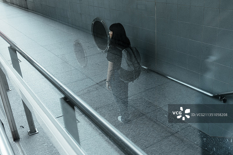 亚洲的泰国背包女走在楼梯进入地下地铁。图片素材