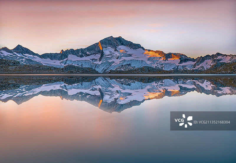 奥地利，在日落时，雪山映衬天空的风景湖图片素材