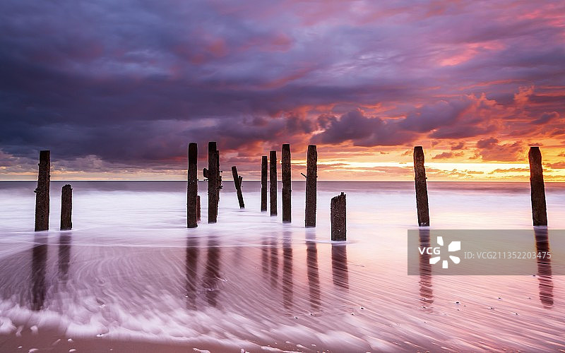 海中的木桩与天空的对比，Happisburgh，诺维奇，英国，英国图片素材