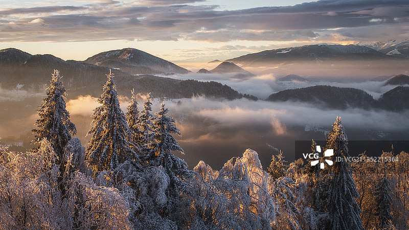 斯洛文尼亚，姆兹利卡，日落时天空映衬下的山景图片素材