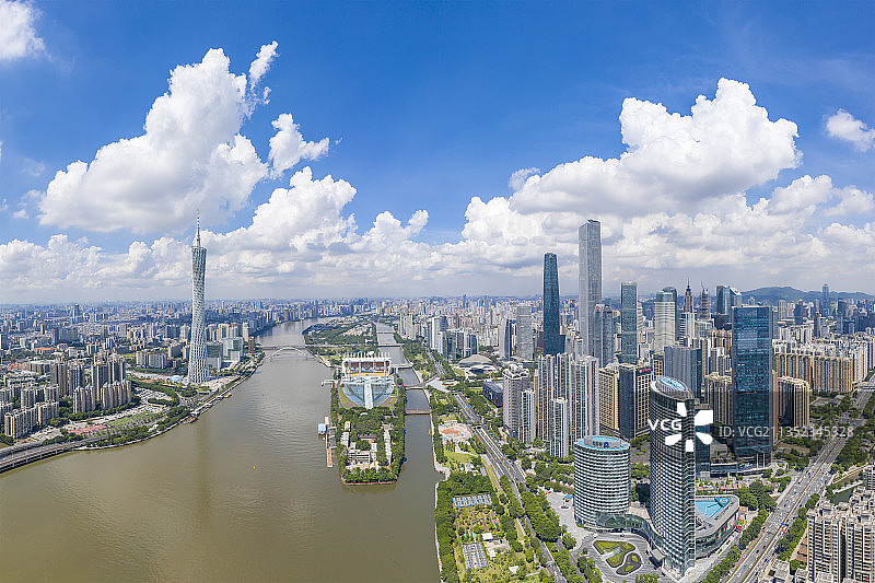 航拍蓝天白云下的广州城市天际线图片素材