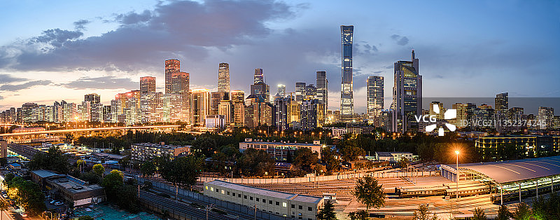 傍晚时分的北京东三环国贸CBD和国贸桥图片素材