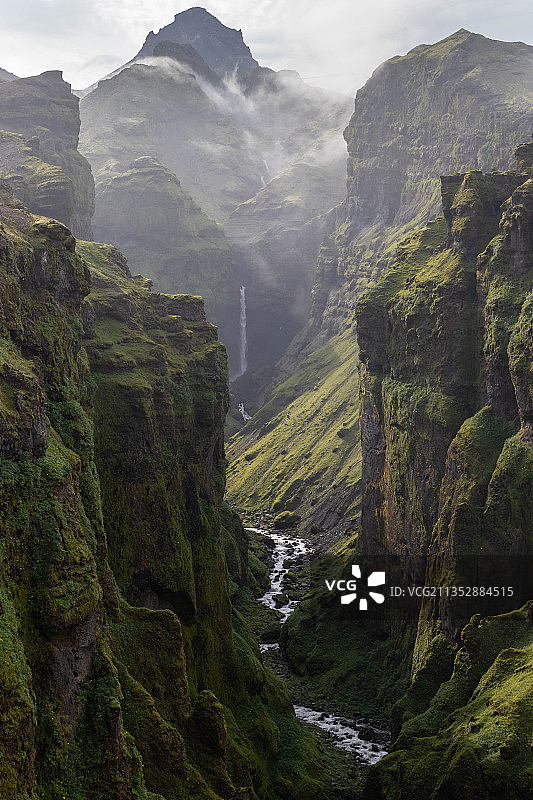 冰岛，天空映衬下的山景图片素材