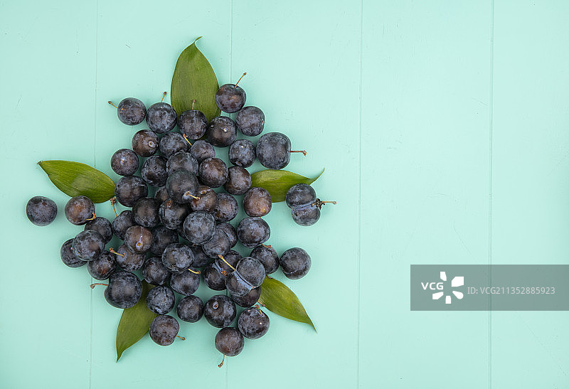 桌上蓝莓的高角度照片图片素材