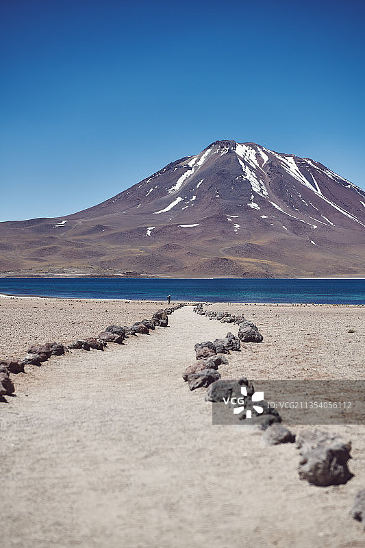 智利，安托法加斯塔，雪山在蓝天下的风景图片素材
