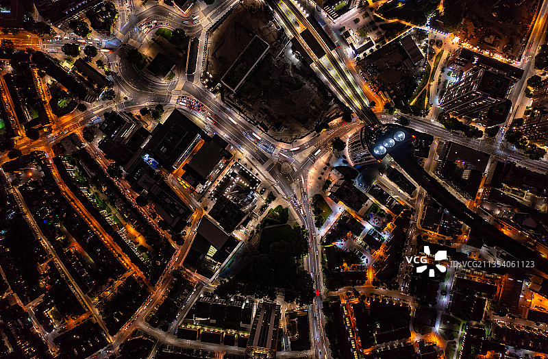 夜景鸟瞰城市中被照亮的建筑物图片素材