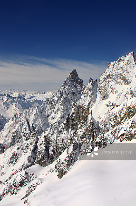 意大利，奥斯塔山谷，Courmayeur，蓝天下雪山的风景图片素材