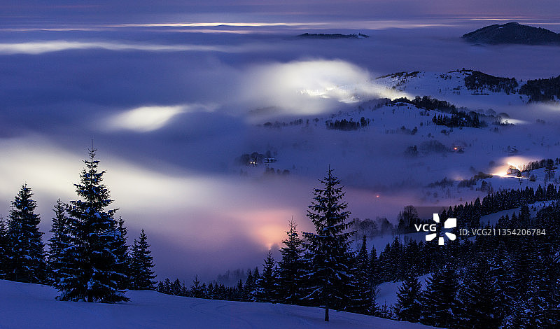 日落时天空映衬下白雪覆盖的山脉的风景图片素材