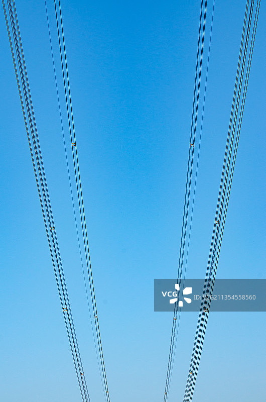 中国山东泰安徂汶景区大汶河高耸的高压输电电塔图片素材