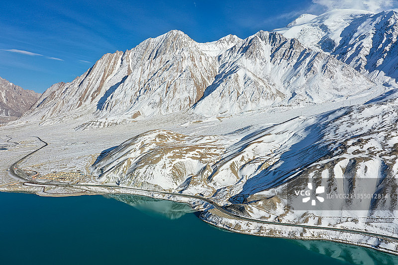 新疆帕米尔高原上的布伦口白沙湖的冰雪情缘图片素材