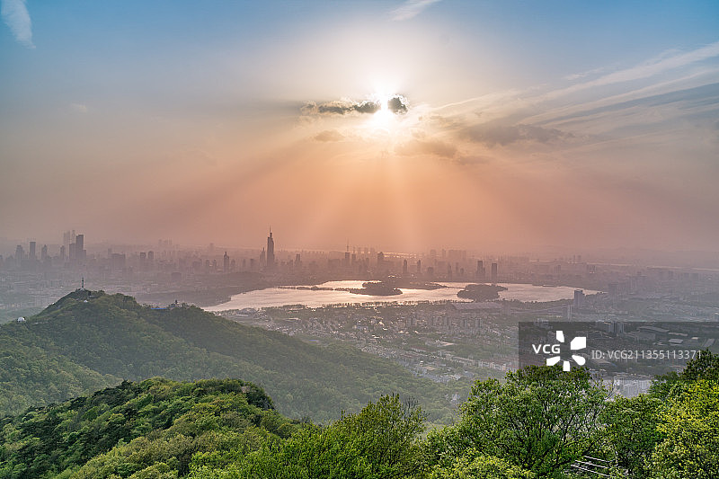 夕阳下的南京紫金山图片素材