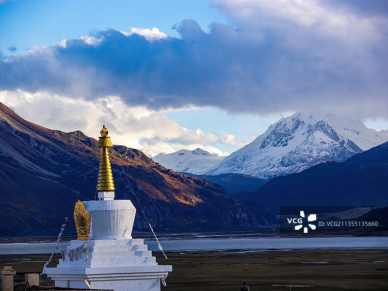 西藏昌都八宿然乌湖秋色图片素材