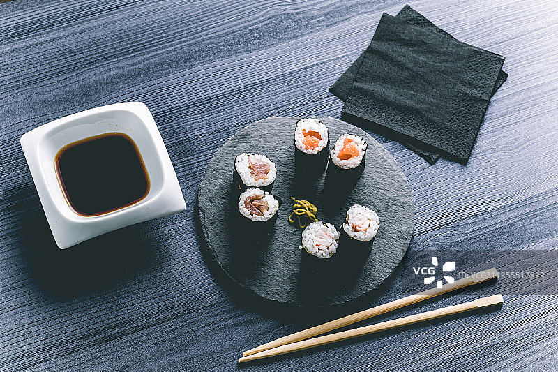 高角度的寿司在桌上图片素材