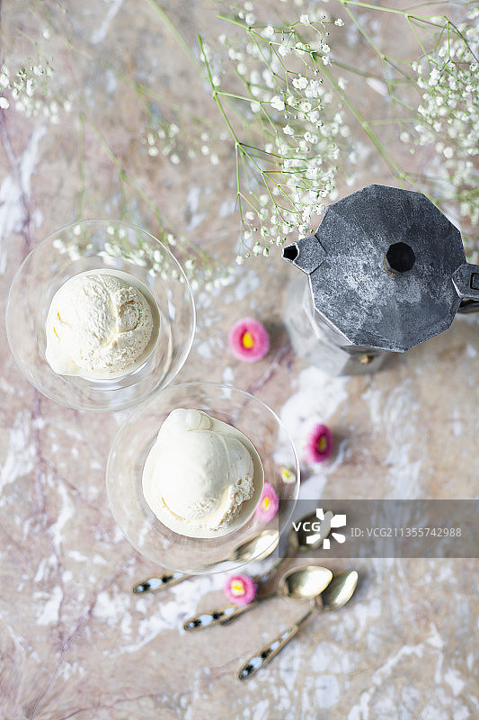 香草冰淇淋和摩卡咖啡壶图片素材