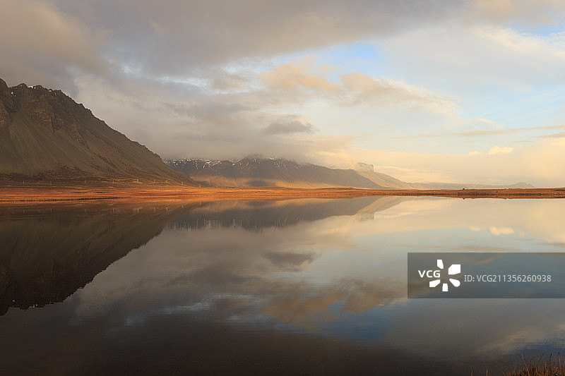 在冰岛西部地区，日落时天空映衬下的湖泊风景图片素材