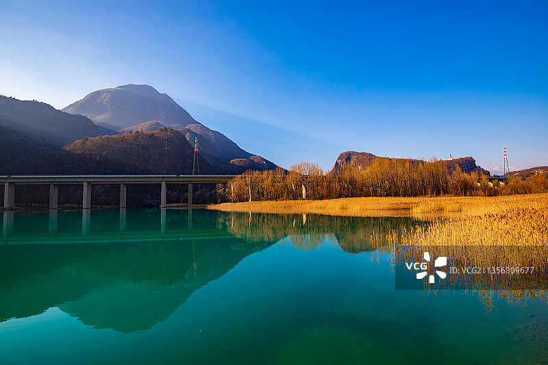 蓝天映衬下的湖和山的风景图片素材
