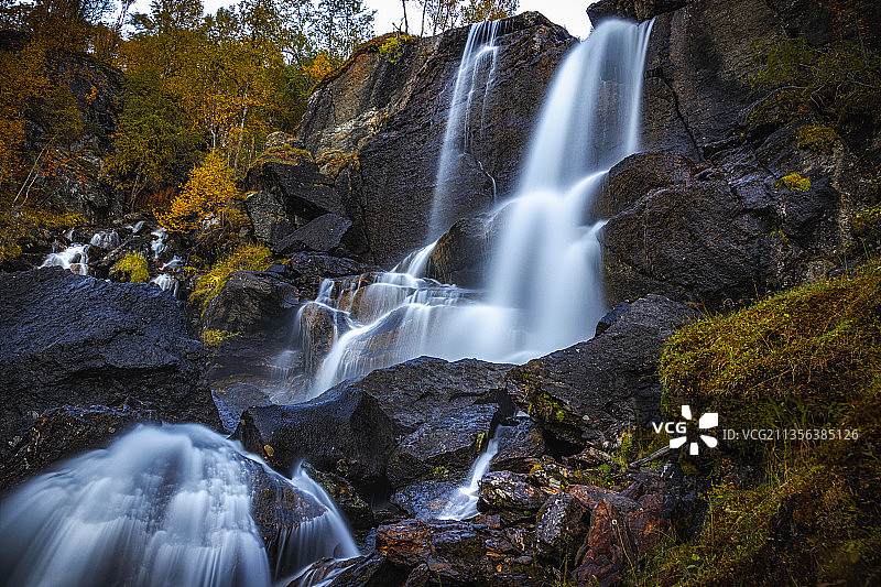 挪威巴都市森林瀑布的风景图片素材