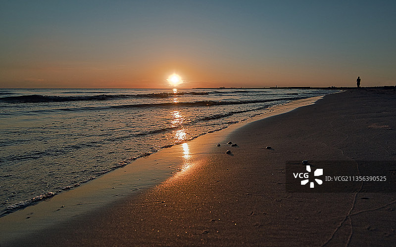 拉脱维亚，日落时海滩的风景图片素材
