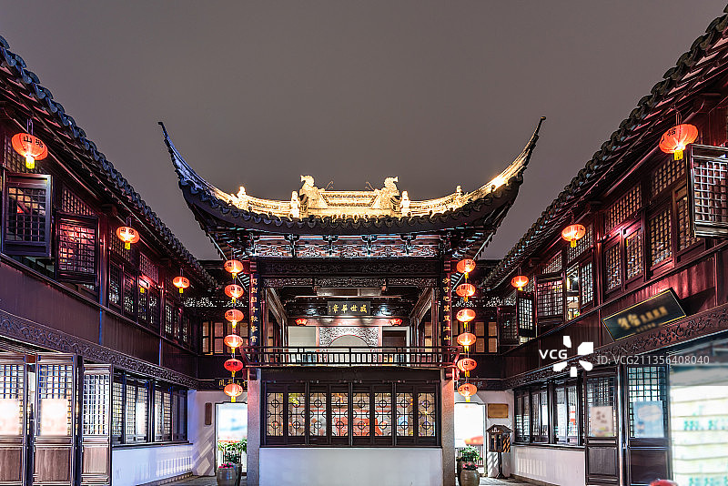 中国苏州的山塘街的古戏台夜景图片素材