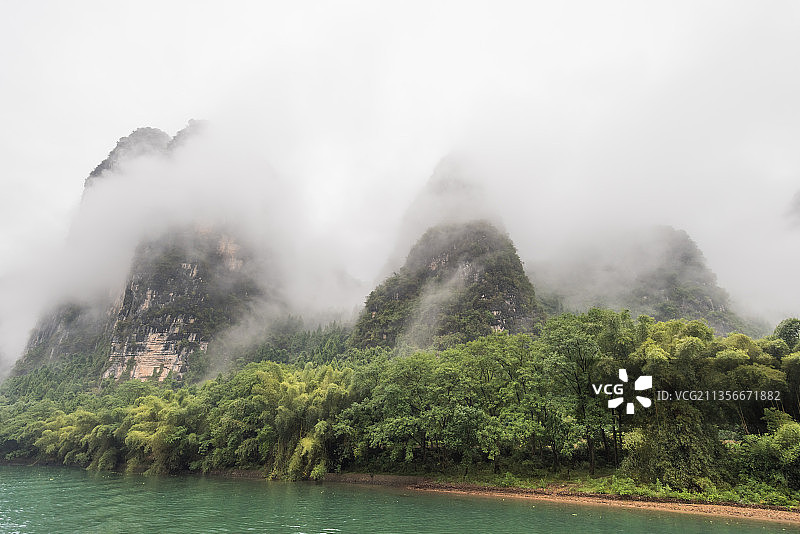 烟雨中的中国广西桂林的漓江山水风光图片素材