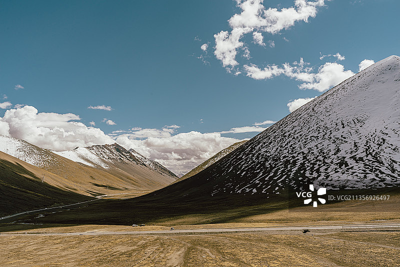 藏区雪山草原风光图片素材