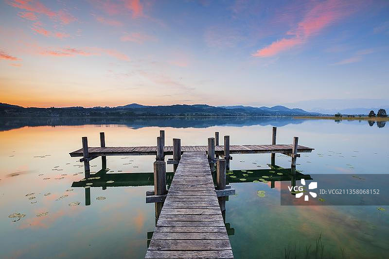 日出时的Pfaeffikon湖上的木制人行桥，Pfaeffikon，苏黎世，瑞士，欧洲图片素材