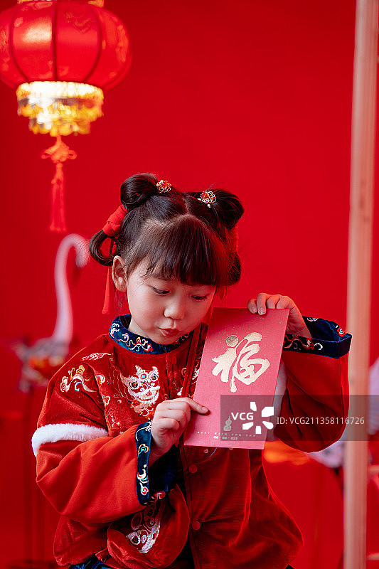 新年小女孩拿着红包肖像图片素材
