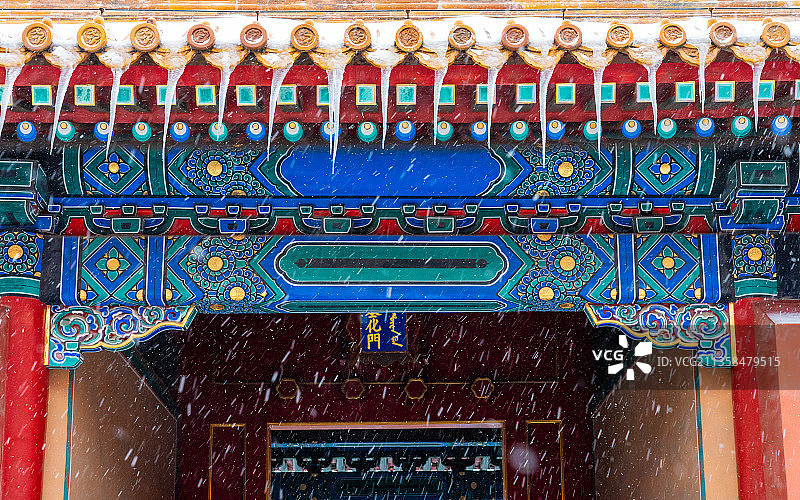 冬天故宫门上屋檐的冰挂雪景图片素材