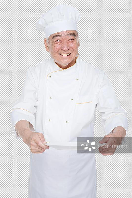 一个穿着厨师服老年男人拿着盘子图片素材