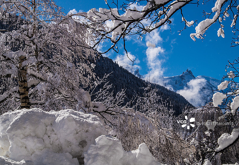低角度的积雪覆盖的山对天空的看法图片素材