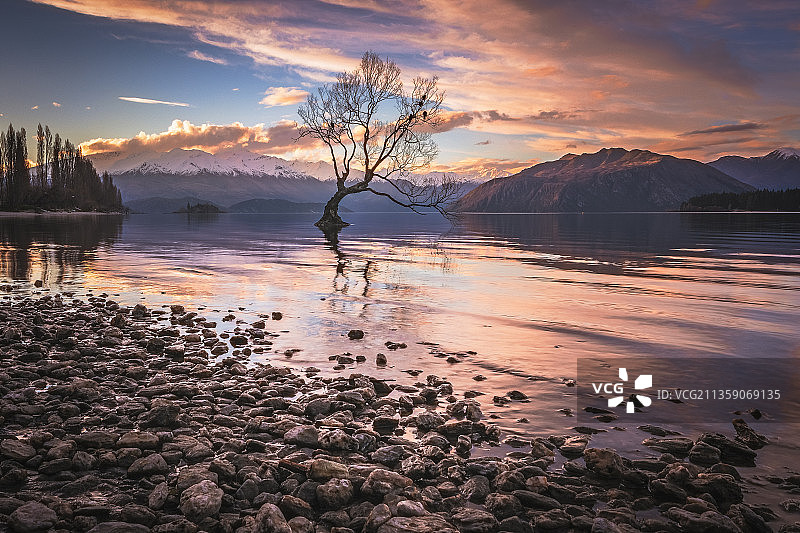 新西兰瓦纳卡，日落时海天映衬的风景图片素材