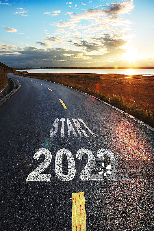 2022新年日出时分在公路上飞驰图片素材