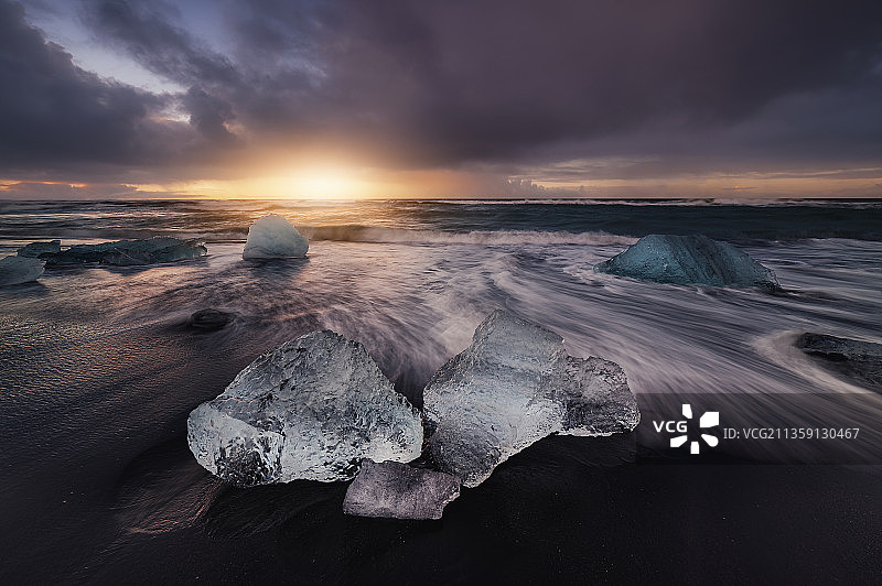 冰岛，日落时冰冻的大海映衬天空的风景图片素材