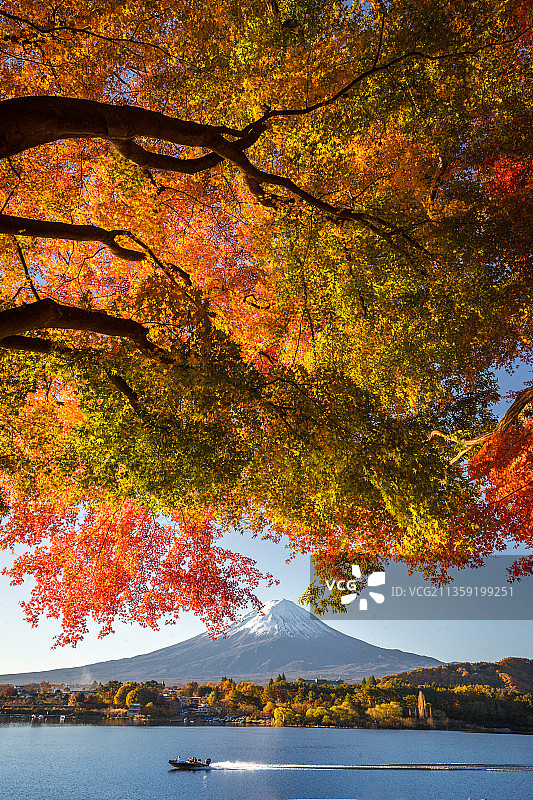 秋天湖面上天空的景色图片素材