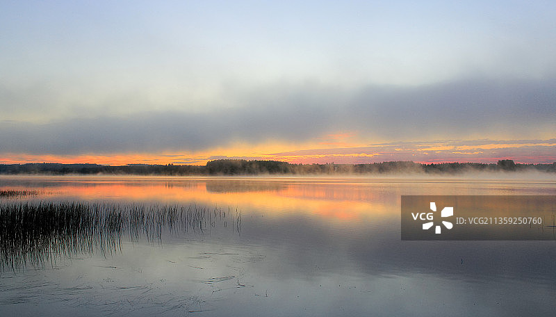 日落时湖面对天空的景色图片素材