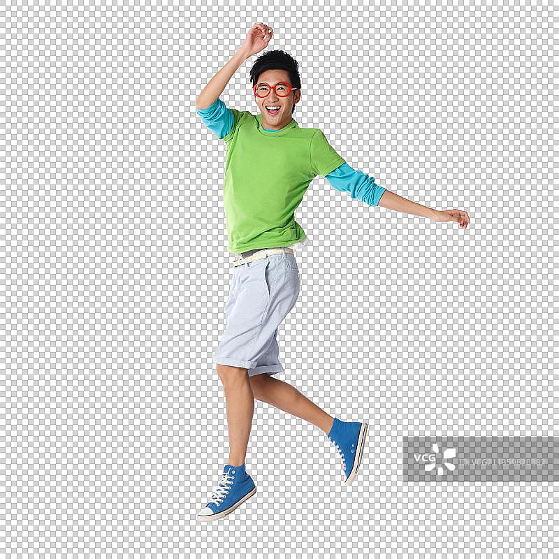 时尚活力的年轻男孩跳跃图片素材