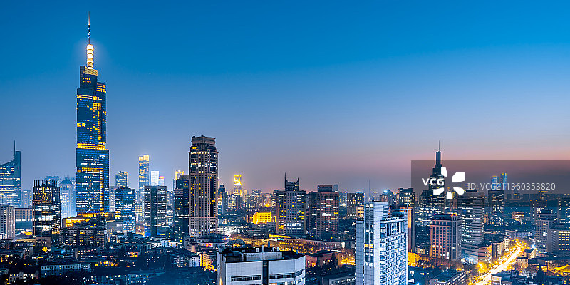 中国江苏南京紫峰大厦和城市天际线夜景图片素材