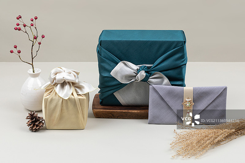 韩国节日礼品概念，礼盒用丝绸布包裹，钞票信封用韩币图片素材