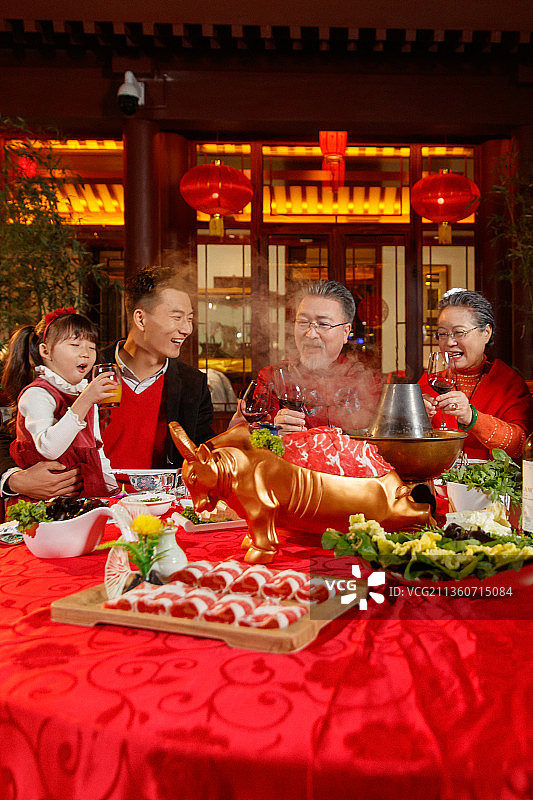 春节东方家庭在中式庭院内聚餐图片素材
