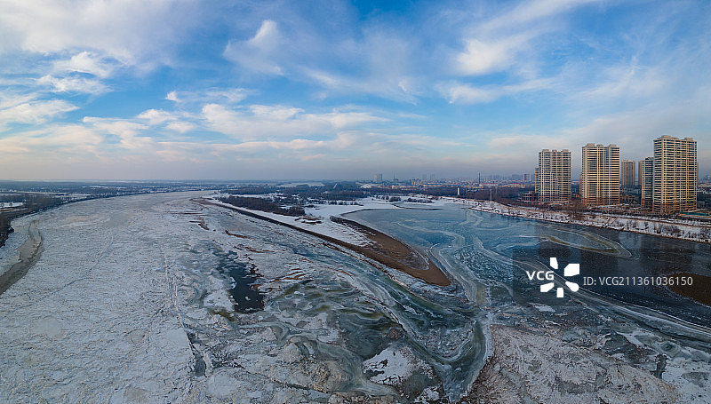 航拍黑龙江齐齐哈尔市冬季嫩江风光，航拍冬天冰河地貌图片素材