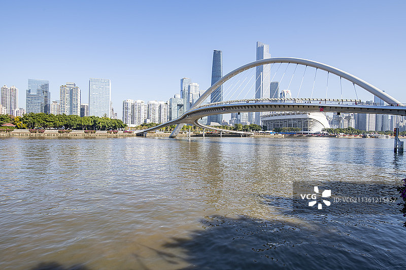 广州地标建筑海心桥和珠江新城天际线图片素材