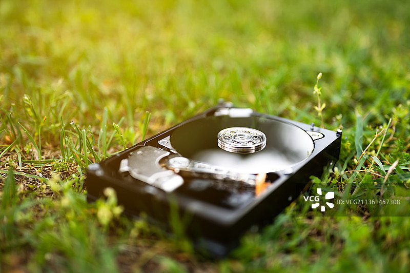 硬盘驱动器在草地上图片素材