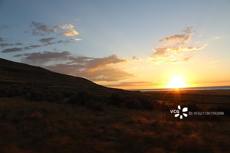 风景的剪影景观在日落时对天空，大盐湖，犹他州，美国，美国图片素材