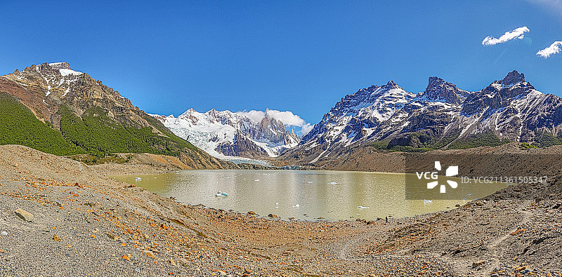 巴塔哥尼亚Cerro Torre冰川湖的全景图片素材