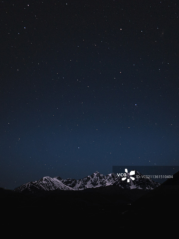 智利的安第斯山脉，夜晚白雪皑皑的山脉映衬着天空图片素材