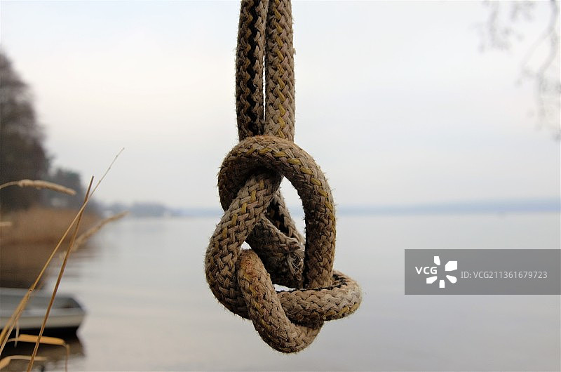 绳子打结挂在湖的背景从顶部图片素材