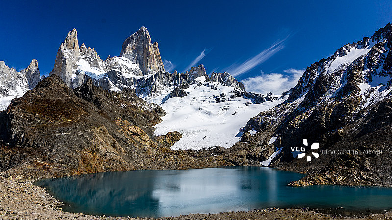蒙特菲茨罗伊，湖和雪山的全景对天空，圣克鲁斯省，阿根廷图片素材