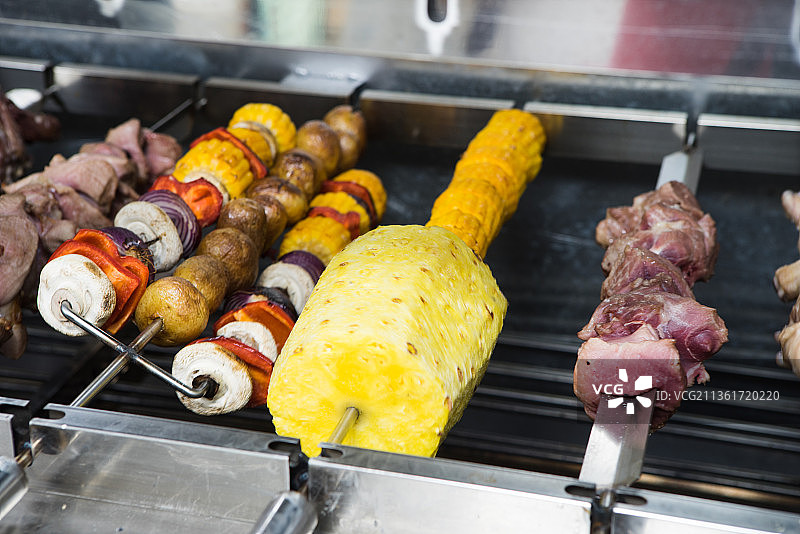 肉，蘑菇，玉米和菠萝烤肉串图片素材