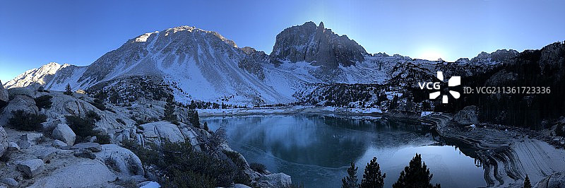 北叉第二湖，白雪皑皑的山脉在天空中尽收眼底图片素材