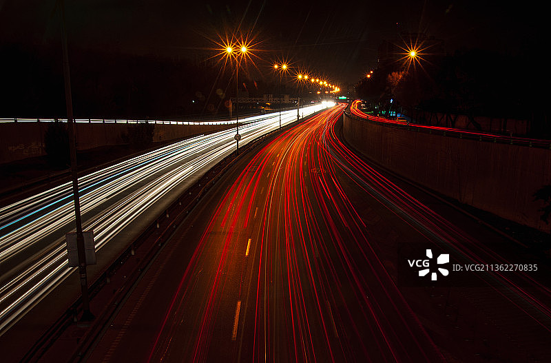 交通，在夜间高速公路上的灯光小径的高角度视图图片素材